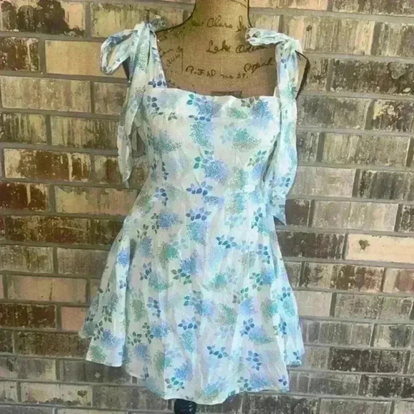 Dresses & Skirts - NWOT mini floral dress size M